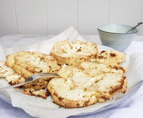 Gegrilde bloemkool plakken